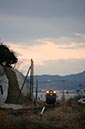 大村湾を背に